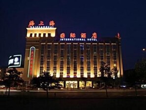 숙박 시설 정면 - 저녁/밤