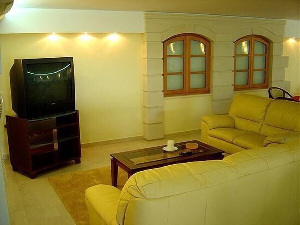 Lobby sitting area - Elysee Hotel (Sitia)