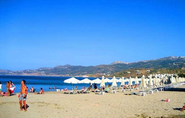 Plage à proximité, chaises longues, parasols