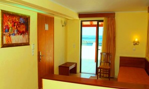 Superior Room, Sea View | Peti besi dalam bilik, langsir/tirai gelap terus 