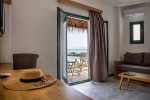 Classic Suite | Living area | 32-inch flat-screen TV with satellite channels, TV