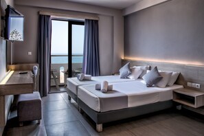 Standaard Twin kamer, uitzicht op zee | Een kluis op de kamer, geluiddichte muren, een strijkplank/strijkijzer