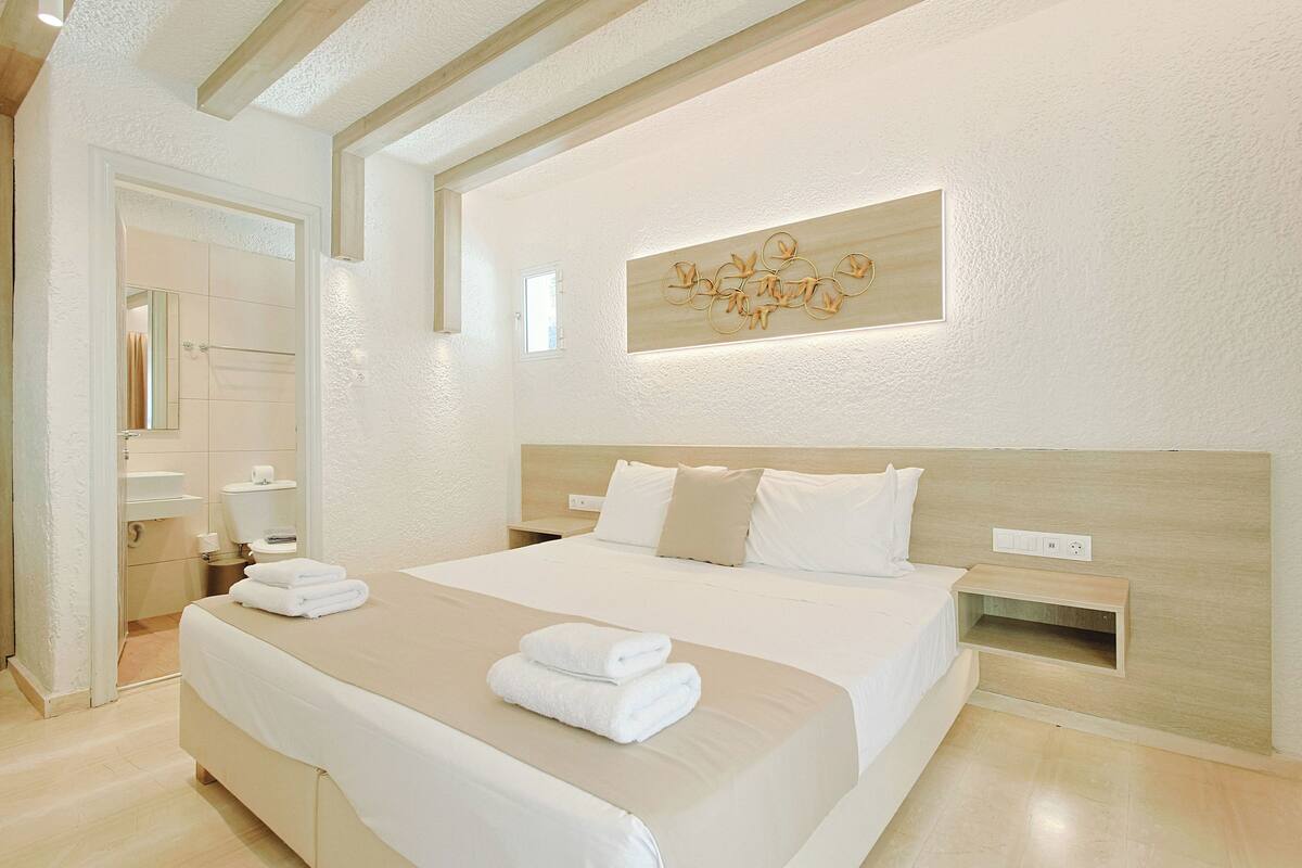 Habitación doble Deluxe | 1 habitación, caja de seguridad en la habitación y insonorización