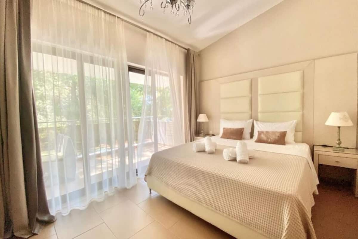 Superior Room, Sea View | In-room safe, soundproofing, WiFi (free), bed sheets