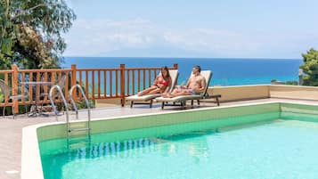 2 piscines extérieures, parasols de plage, chaises longues