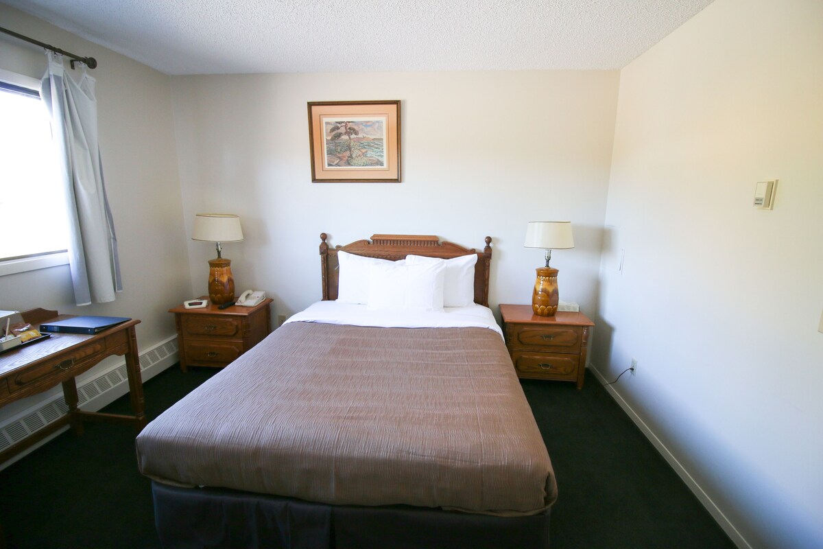 Standard Room, 1 Queen Bed | Free WiFi, bed sheets