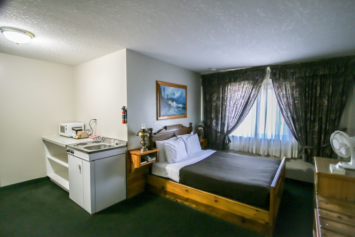 Standard Room, 1 Queen Bed, Kitchenette | Free WiFi, bed sheets