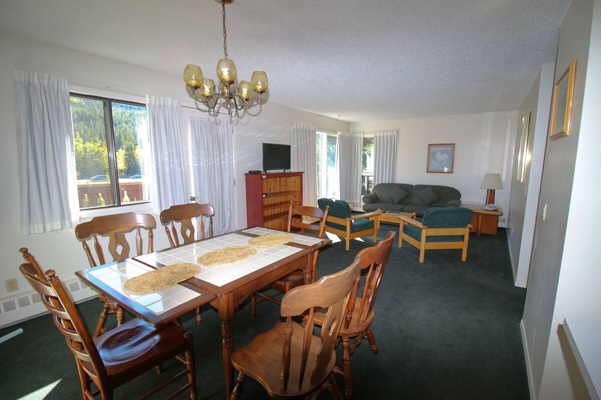 Familien-Suite, 3 Schlafzimmer, Kochnische, Bergblick (1 King, 1 Queen (1 Double or Sofabed)) | Essbereich im Zimmer