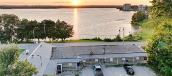 Lakeside Inn
