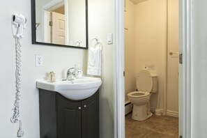 Standard Room, 1 King Bed, Lake View, Ground Floor | Bathroom | Combined shower/bathtub, free toiletries, hair dryer, towels - Lakeside Inn (Ramara)