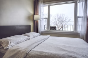 Standard Room, 2 Queen Beds, Balcony, Lake View