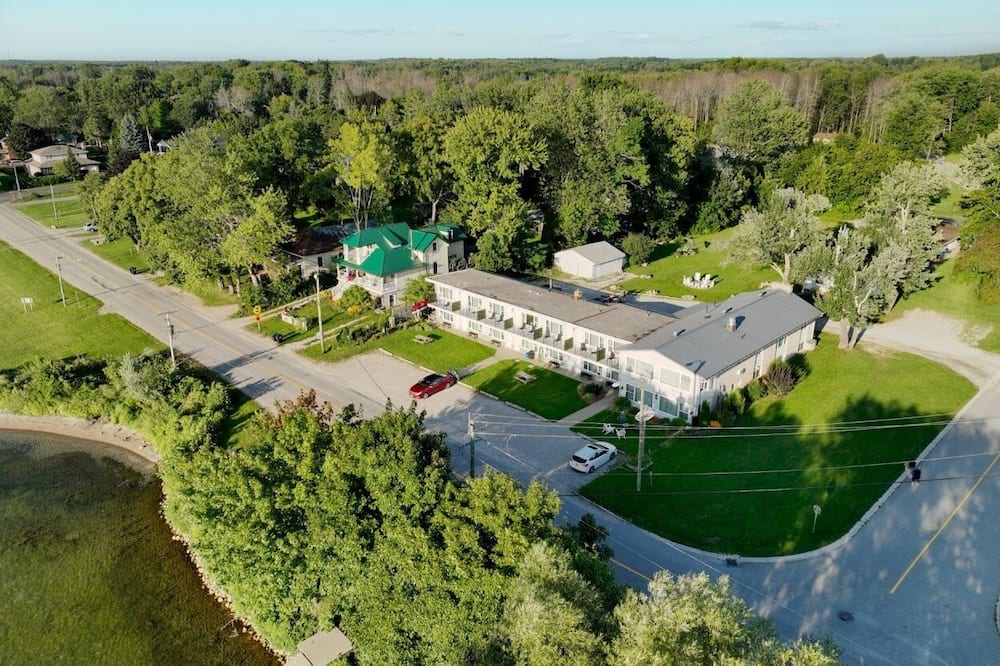 Lakeside Inn
