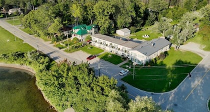 Lakeside Inn