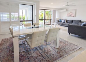 Living area - The Noosa Apartments (Noosa Heads)