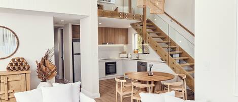 Appartamento Luxury | Area soggiorno | TV a schermo piatto, lettore DVD