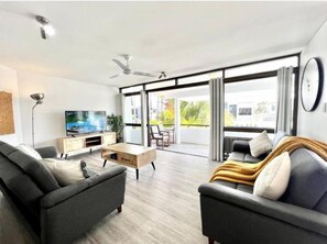 Living area - The Noosa Apartments (Noosa Heads)