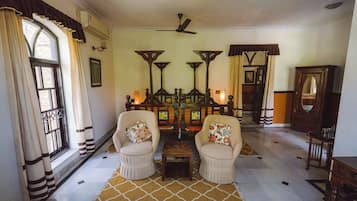 Literie de qualité supérieure, coffres-forts dans les chambres, bureau