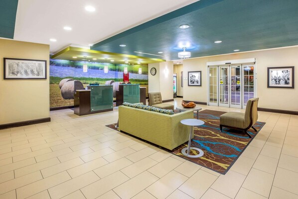 Lobby - La Quinta Inn & Suites by Wyndham Floresville (Floresville)