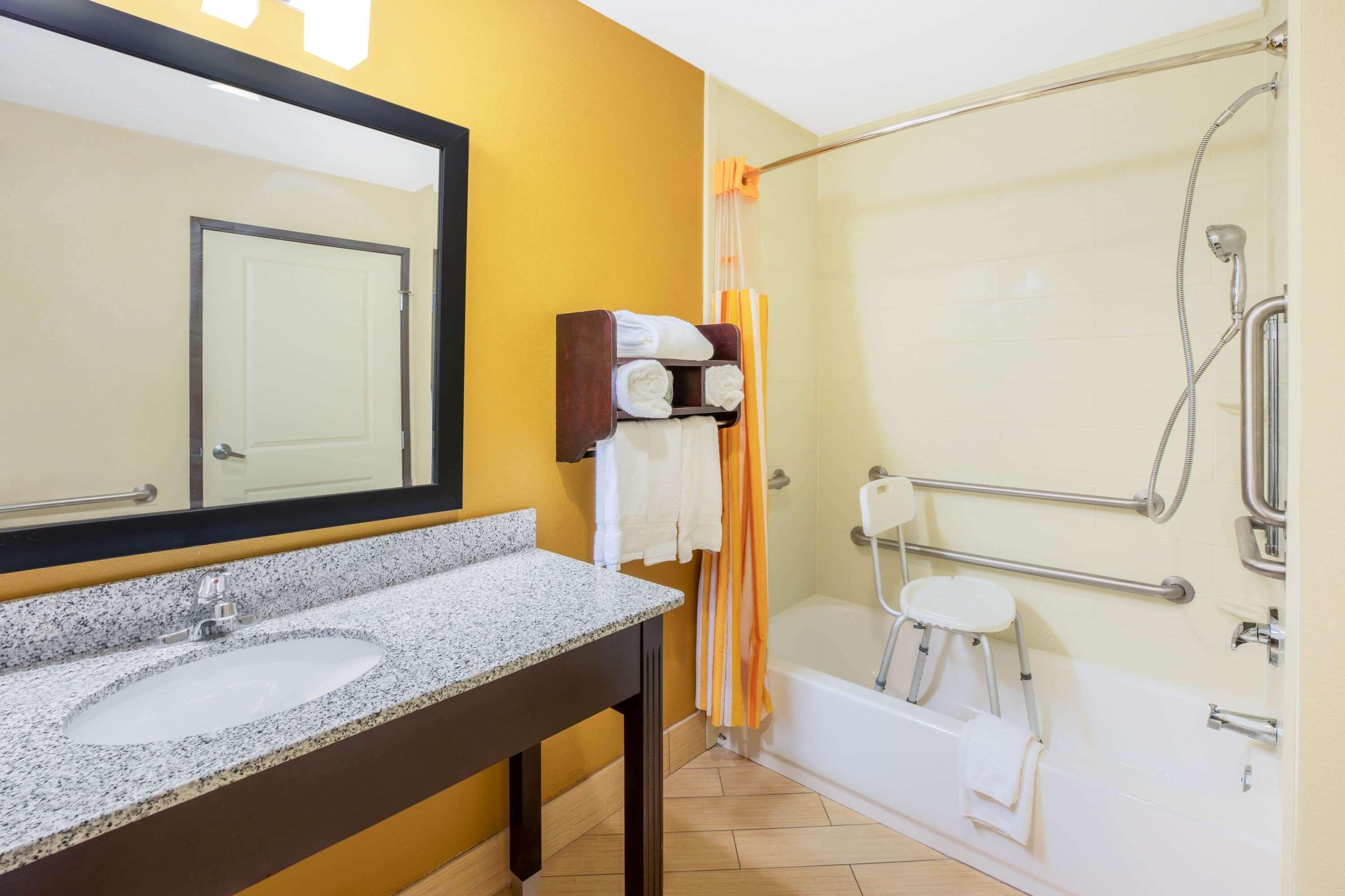 combined shower/bathtub, hydromassage showerhead, free toiletries