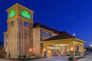 Exterior - La Quinta Inn & Suites by Wyndham Floresville (Floresville)
