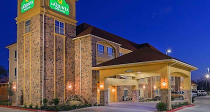 La Quinta Inn & Suites by Wyndham Floresville