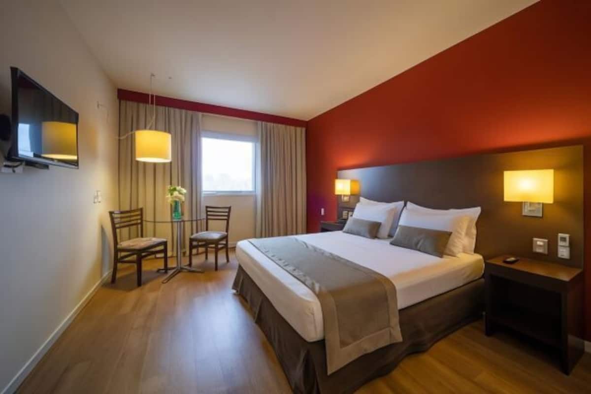 Minibar, safe på rommet, skrivebord og blendingsgardiner