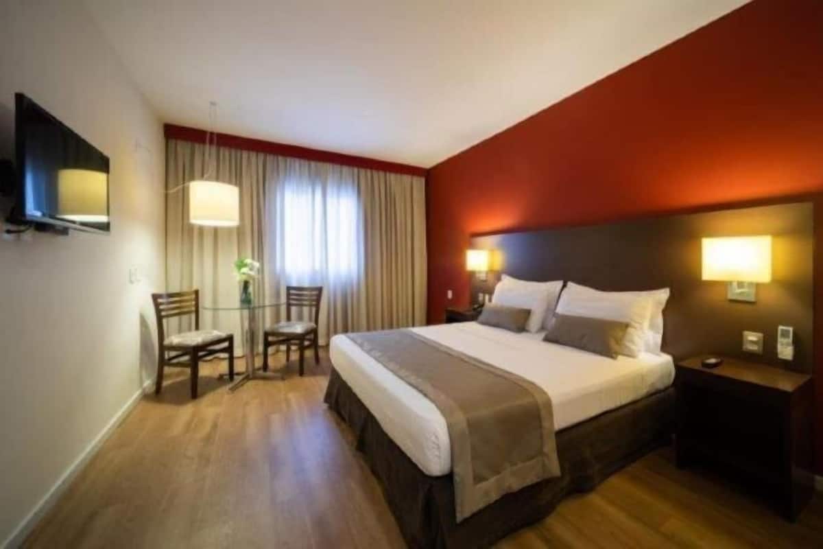 Minibar, safe på rommet, skrivebord og blendingsgardiner