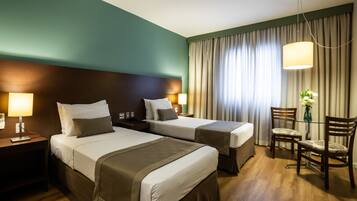 Superior Plus Twin | Een minibar, een kluis op de kamer, een bureau, verduisterende gordijnen