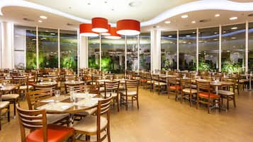 供應早餐、午餐、晚餐;地區菜