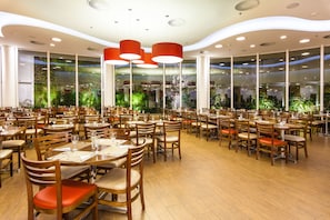 S'hi serveixen esmorzars, dinars, sopars i plats de cuina regional
