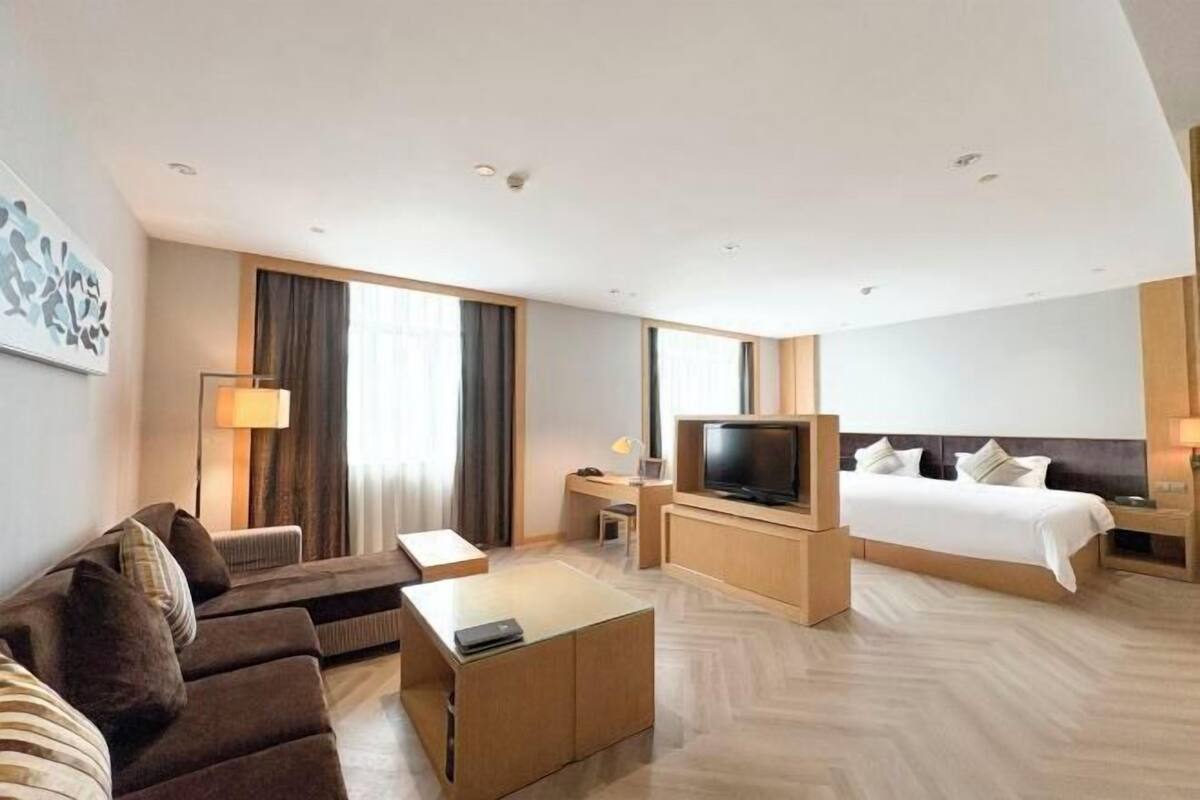 Minibar, coffres-forts dans les chambres, bureau, rideaux occultants