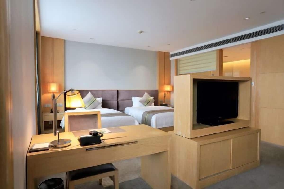 Minibar, caja de seguridad en la habitación y escritorio
