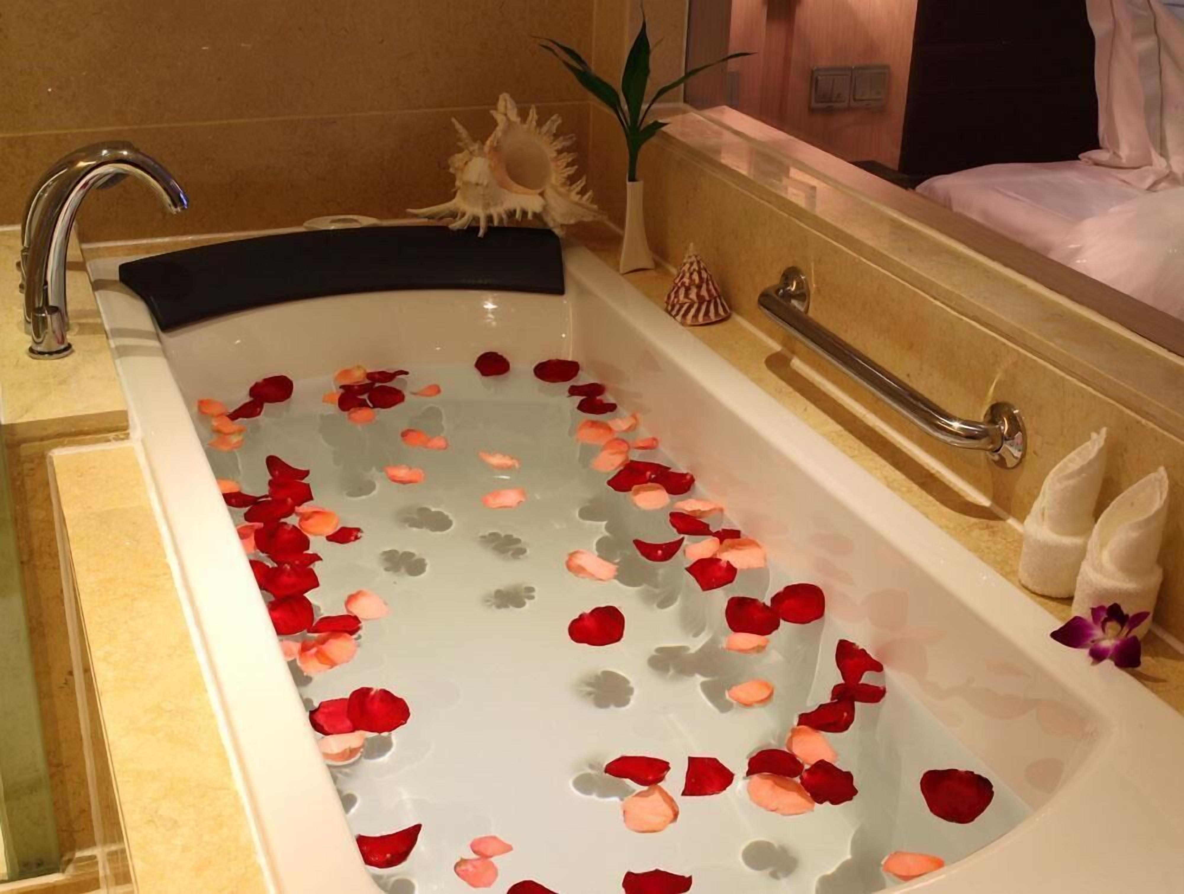 deep-soaking bathtub