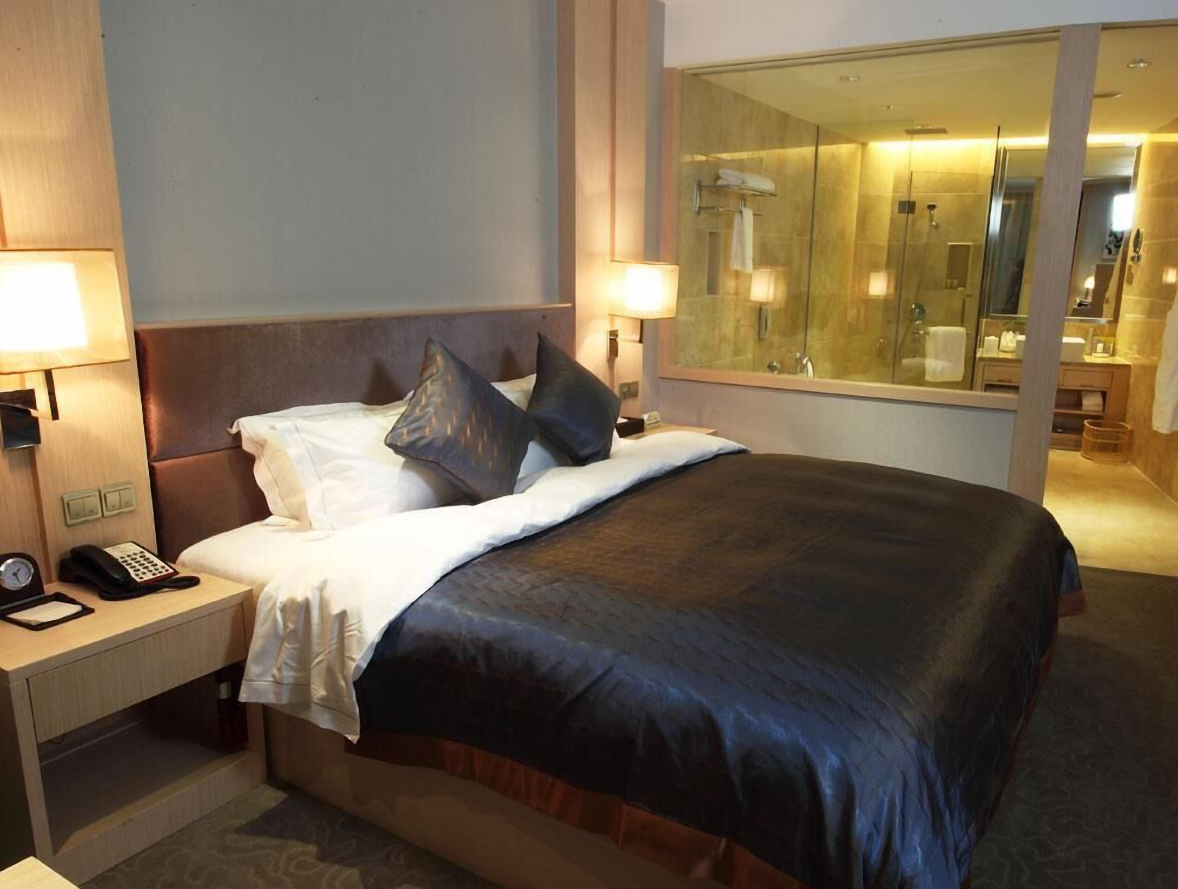 deluxe room | minibar, in-room safe, desk, blackout curtains