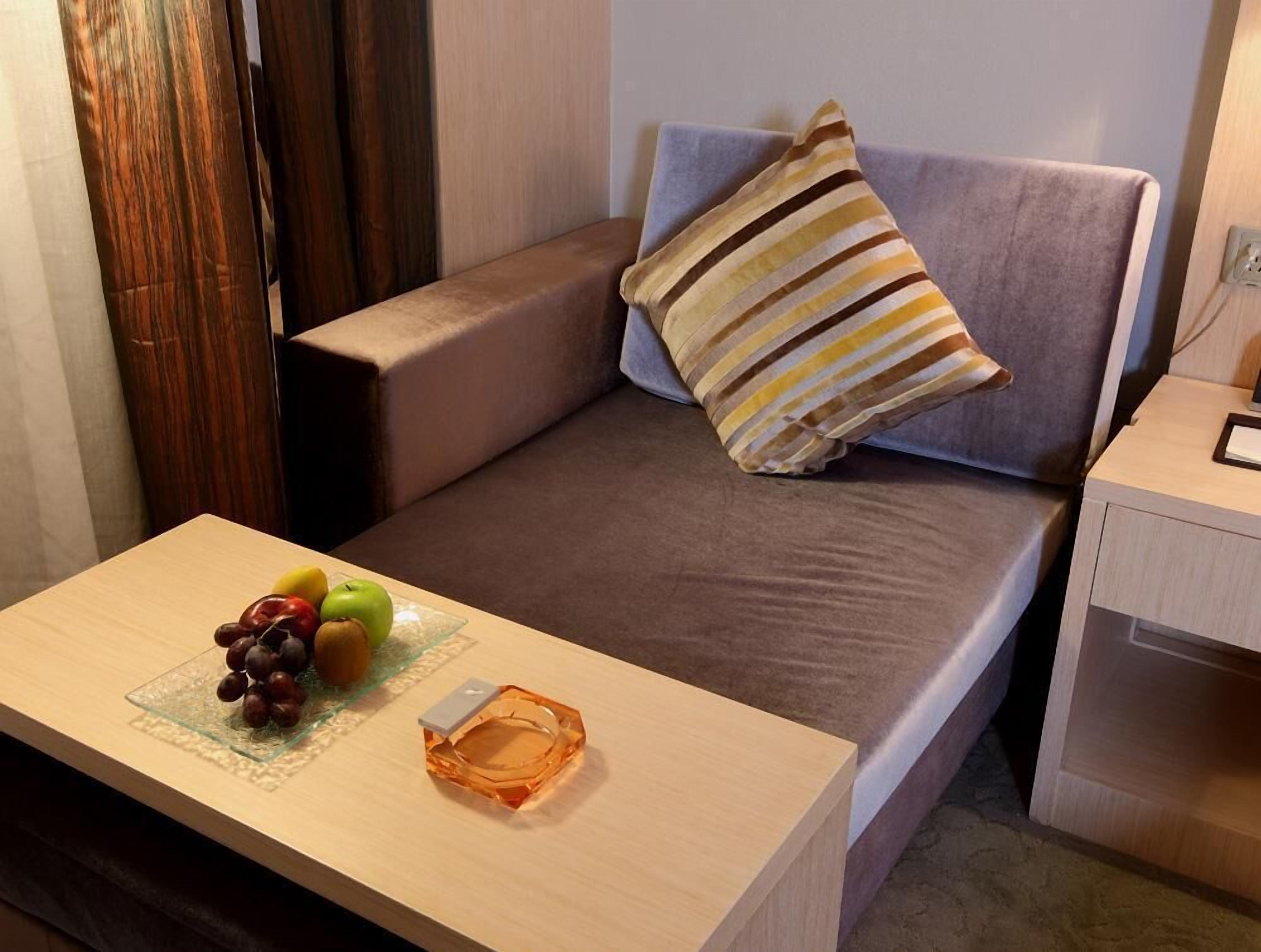 37-inch flat-screen tv with cable channels, tv