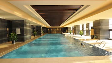 Una piscina cubierta, tumbonas