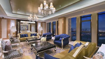 Deluxe Suite | Minibar, in-room safe, desk, blackout drapes