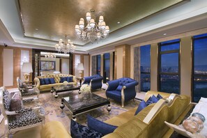 Deluxe Suite | 1 bedroom, minibar, in-room safe, desk