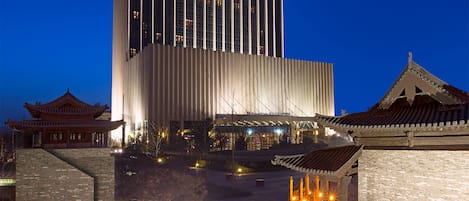 Façade de lâhĂ©bergement â soirĂ©e/nuit