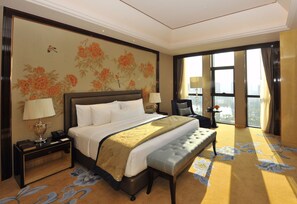 Minibar, in-room safe, desk, blackout drapes - Wanda Vista Taiyuan (Taiyuan)