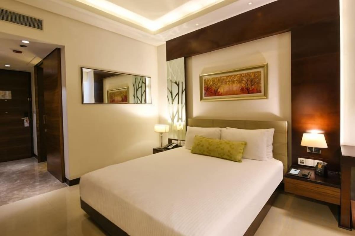Premium bedding, in-room safe, desk, laptop workspace