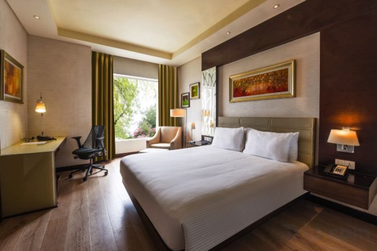 Premium bedding, in-room safe, desk, laptop workspace