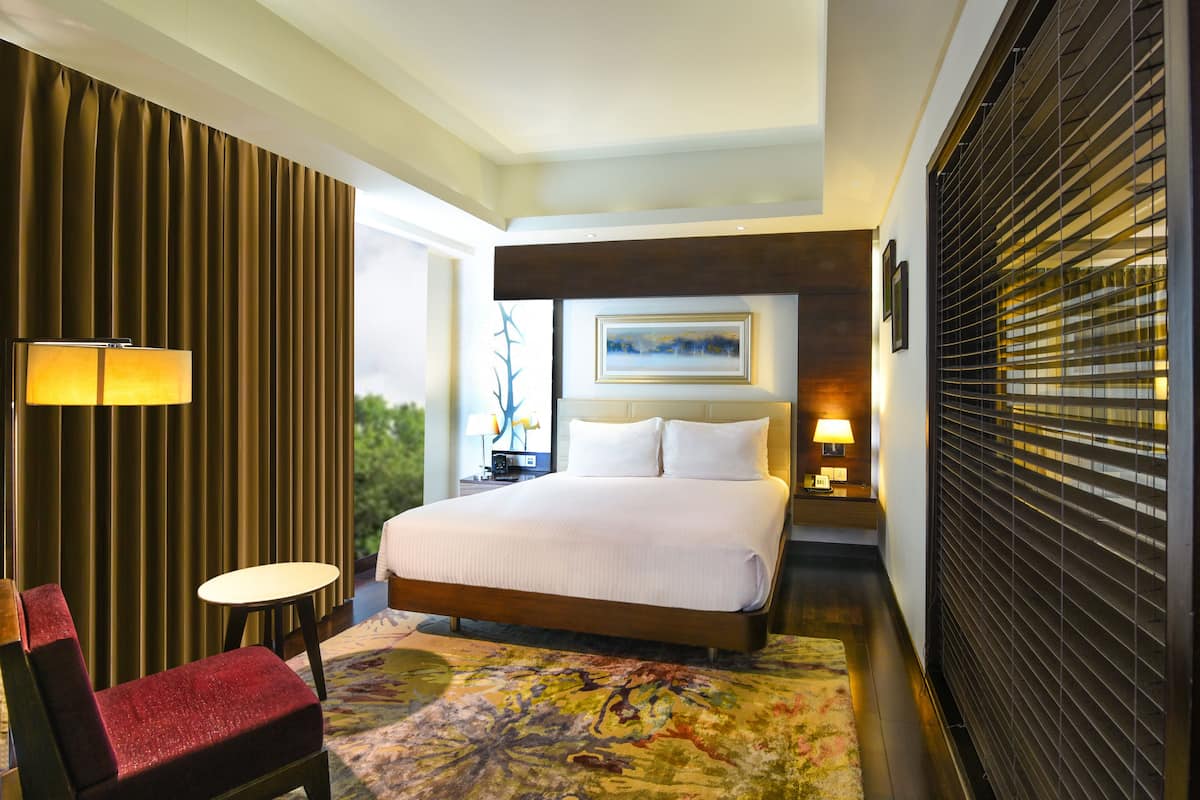 suite, 1 bedroom | premium bedding, in-room safe, desk, laptop workspace