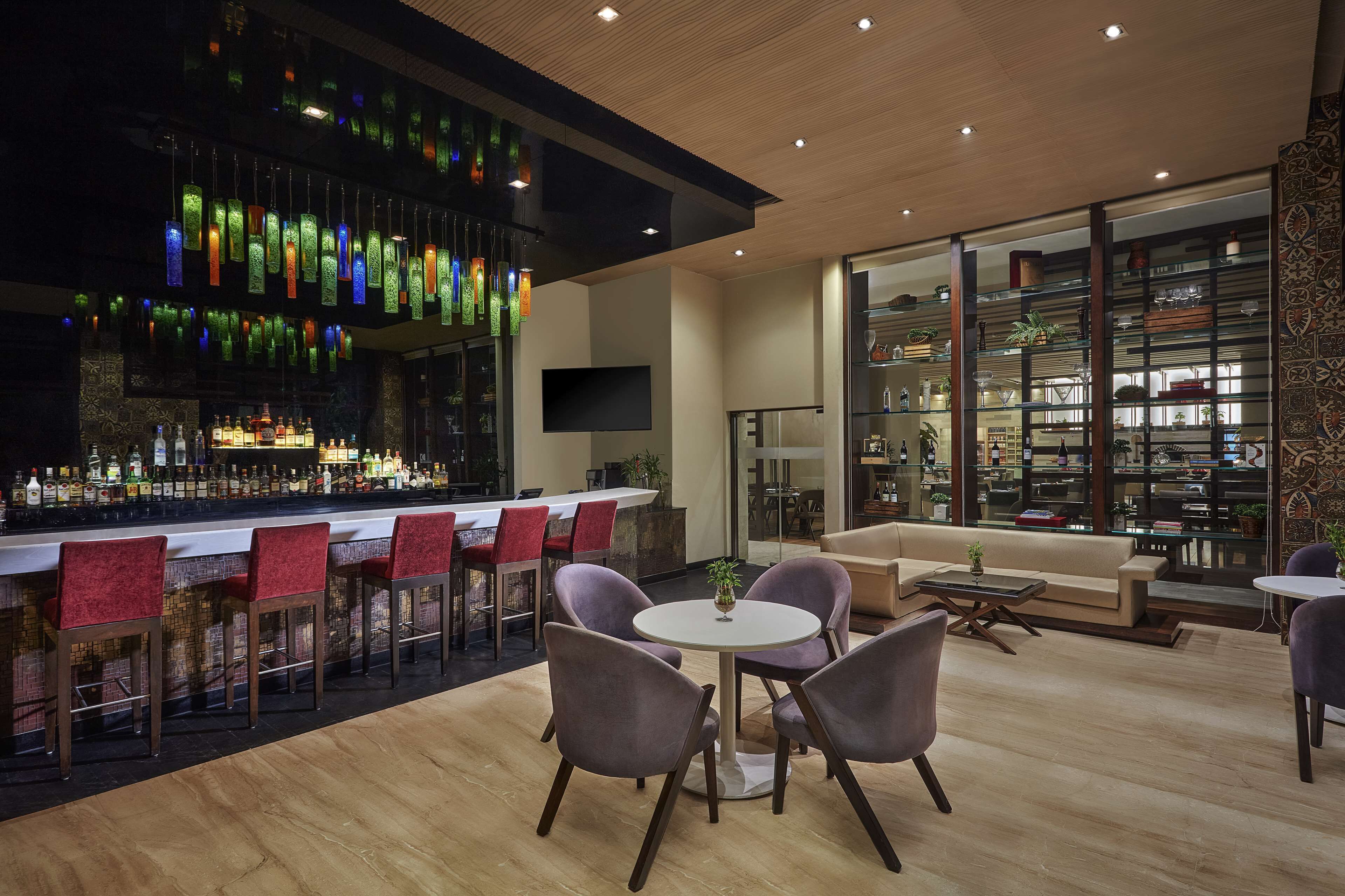 2 Bars/Lounges