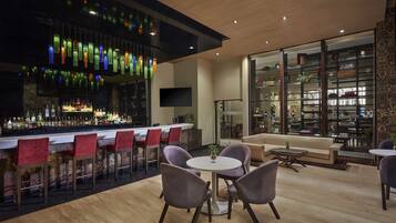 2 Bars/Lounges