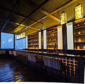 2 bars/lounges