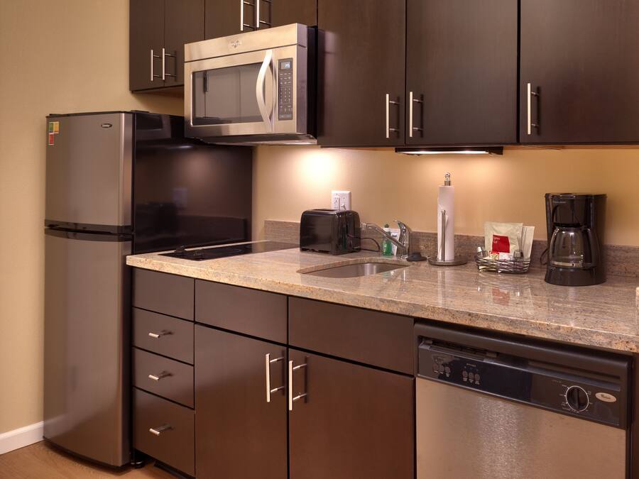 Een koelkast, een magnetron, een kookplaat, een vaatwasser