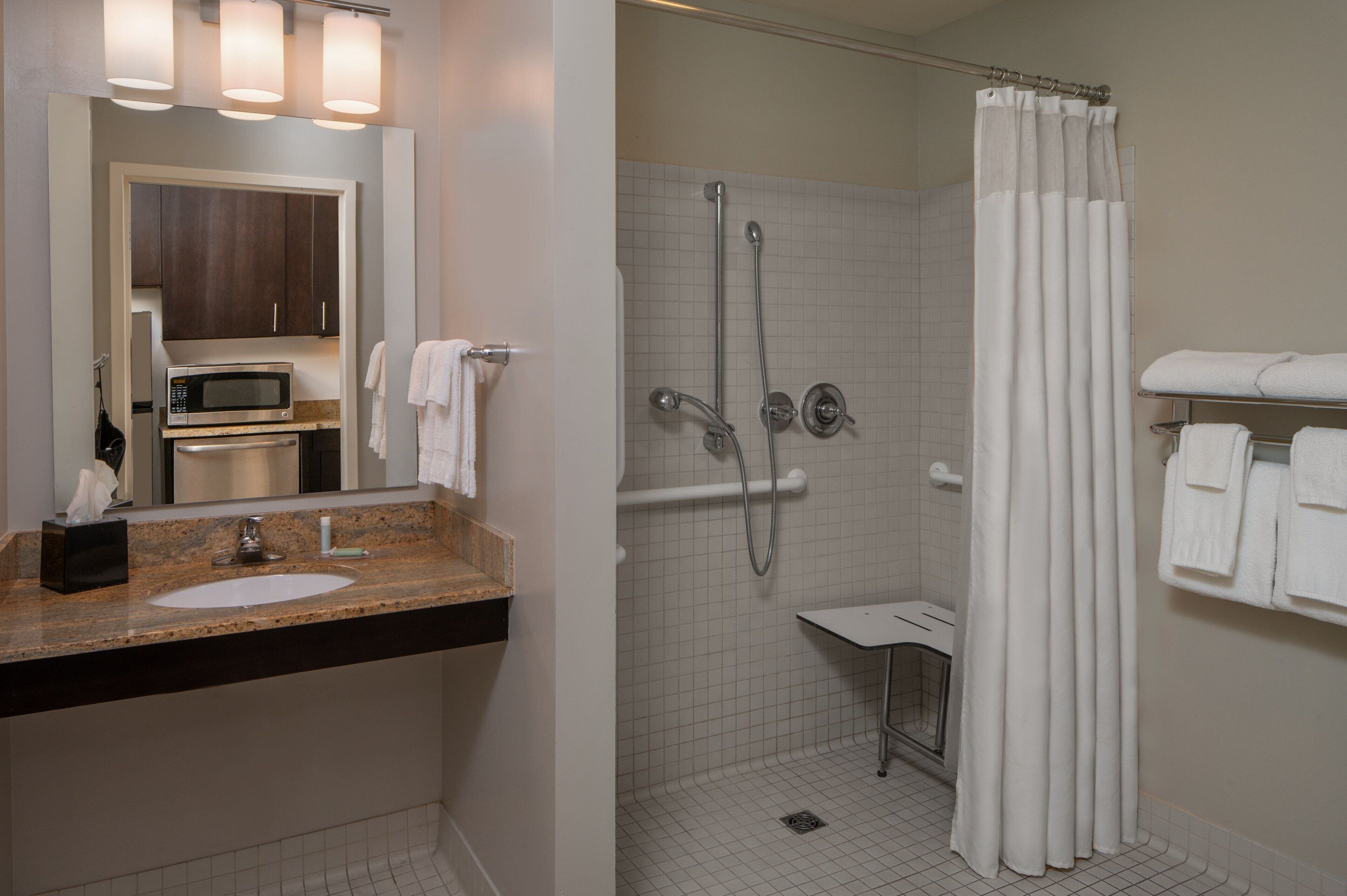 combined shower/bathtub, hair dryer, towels
