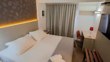 Habitación doble estándar | Minibar, decoración personalizada, muebles diferentes y escritorio