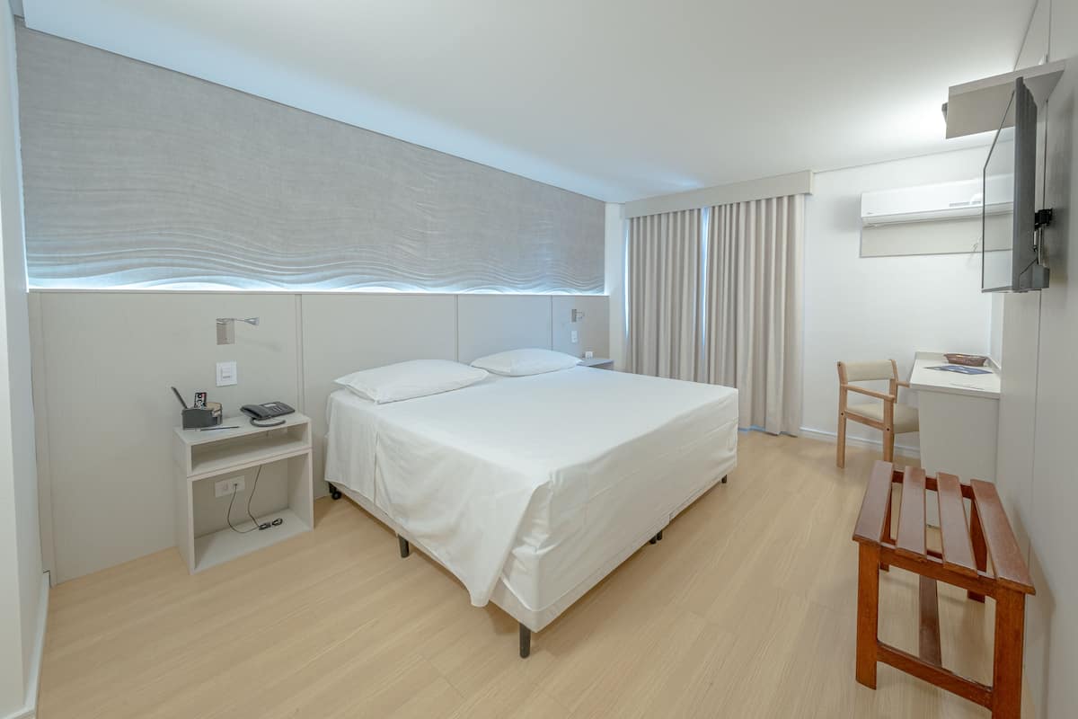 Minibar, decoración personalizada, muebles diferentes y escritorio